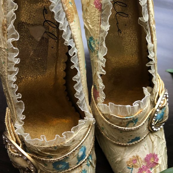 BEAUTIFUL NEUTRAL FLORAL RHINESTONE LACE TRIMMED HEELS - Picture 3 of 5